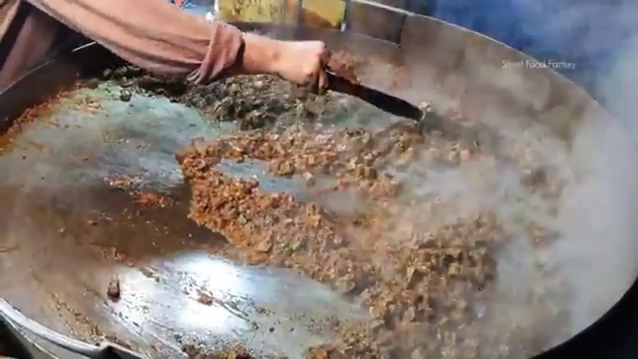 ببینید؛ غذای خیابانی در پاکستان؛ جگر بره سرخ شده با ادویه؛ غذای محبوب مردم کراچی