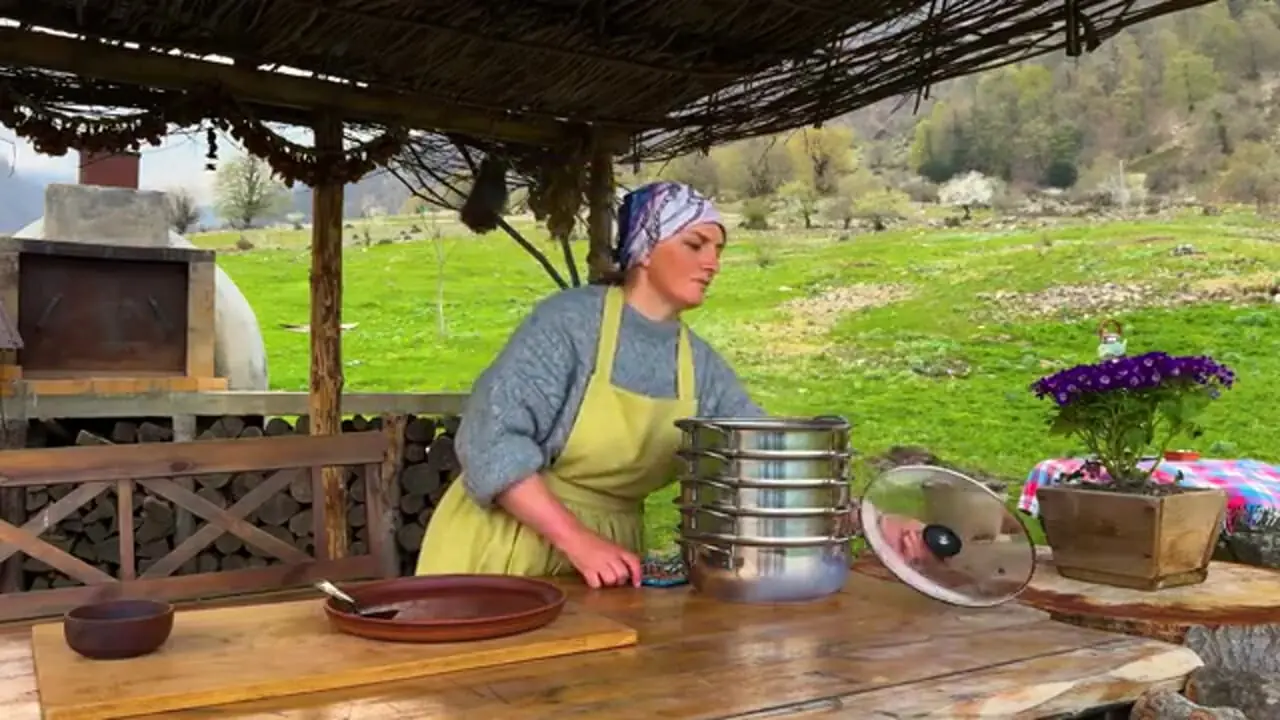ببینید؛ غذای روستایی در آذربایجان؛ کاشت سیب زمینی و پخت خینکالی در طبیعت