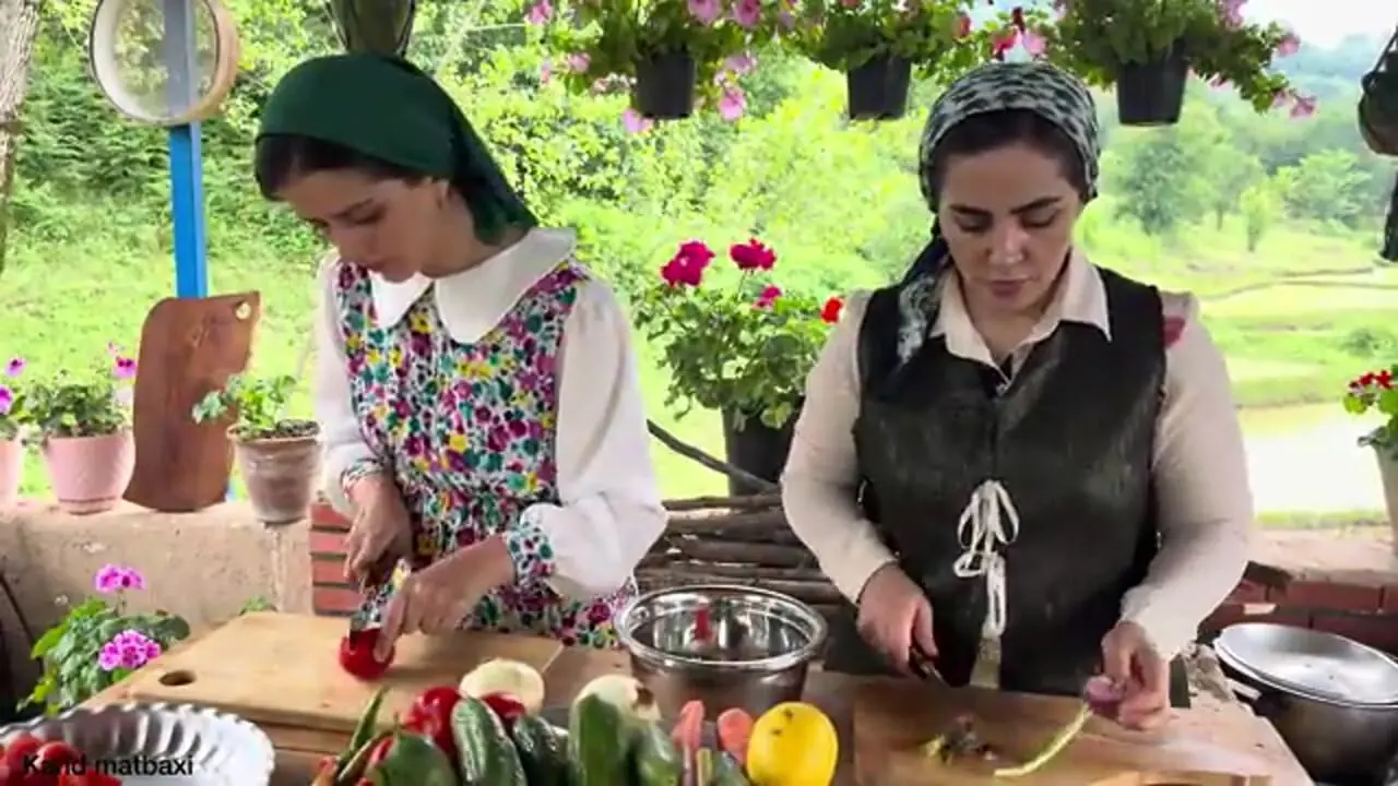 ببینید؛ غذای روستایی در ایران؛ پخت بوقلمون کامل با سبزیجات