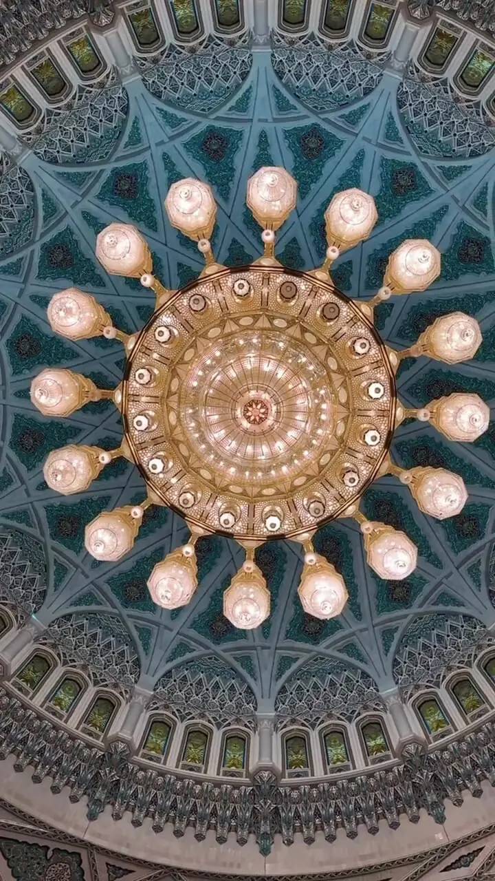 ببینید؛ سقف این مسجد ایرانی در عمان تا نهایت آبروداری می‌کند