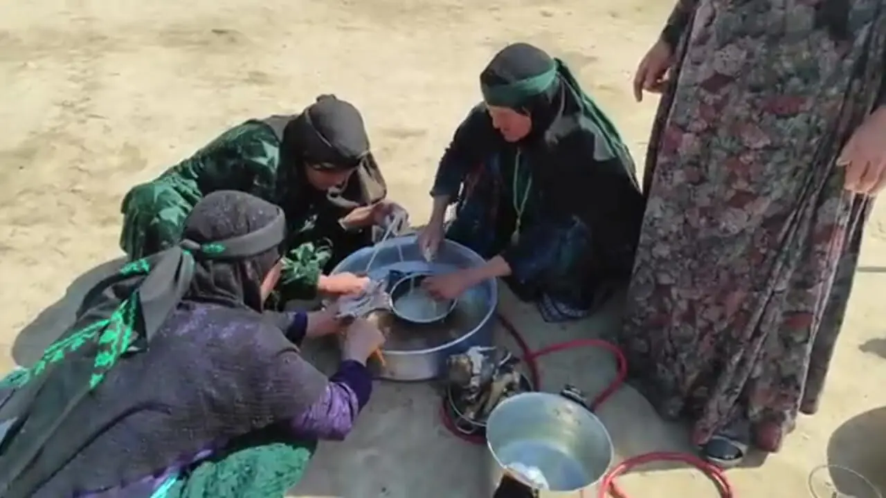 ببینید؛ غذای روستایی در ایران؛ پخت کله پاچه توسط سه بانوی عشایر در طبیعت