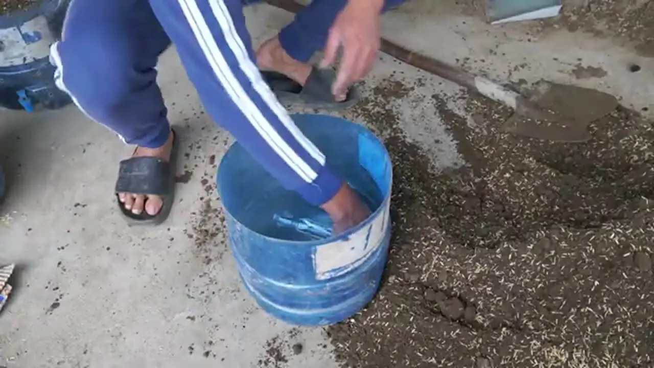 ببینید؛ با این روش بالکن خانه را با کمک بطری پلاستیکی به باغ توت فرنگی تبدیل کنید!