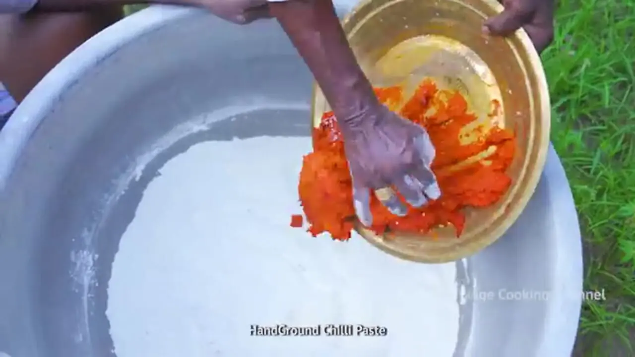 ببینید؛ غذای روستایی در هند؛ پخت غذای غول پیکر با قارچ و گل کلم