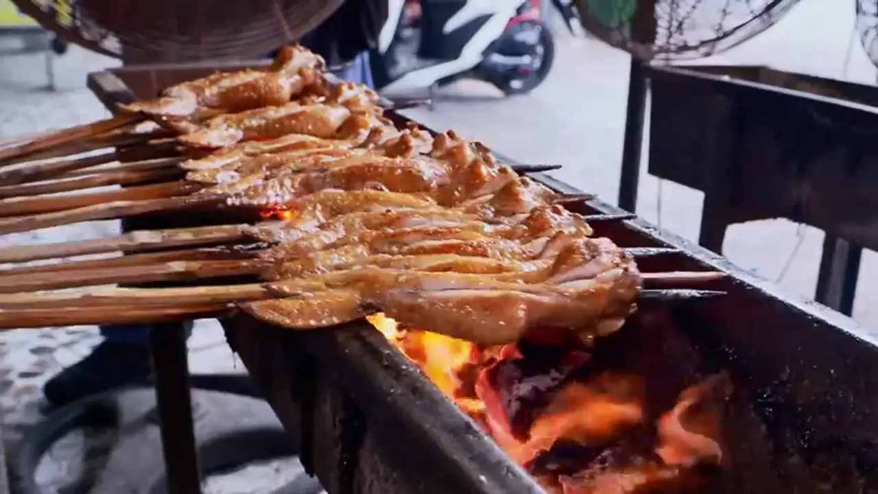 ببینید؛ غذای خیابانی در تایوان؛ کباب بال و پای مرغ با سس در تایپه