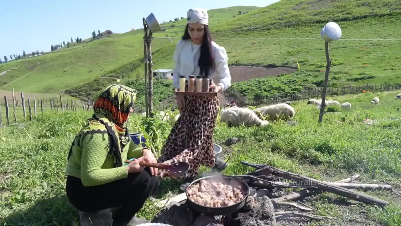ببینید؛ غذای روستایی در گیلان؛ پخت یک قرمه سبزی اصیل در طبیعت