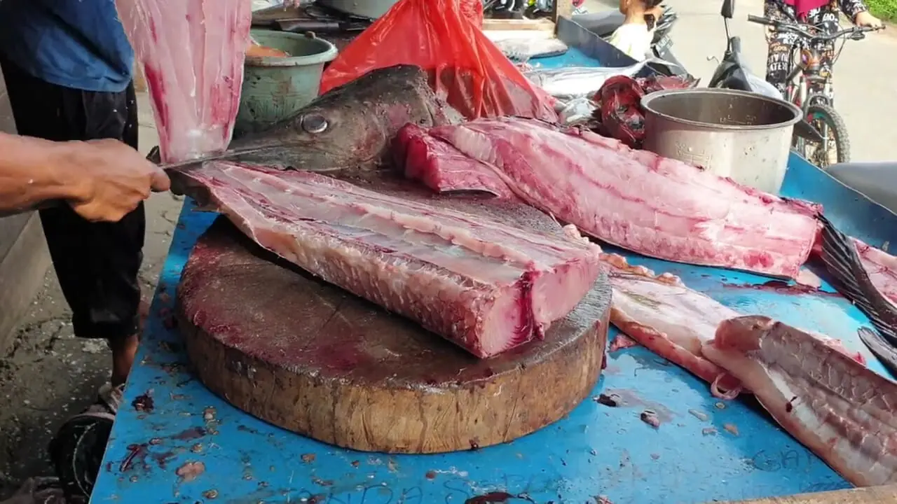 ببینید؛ برش استادانه ماهی مارلین غول پیکر توسط ماهی فروش تایوانی