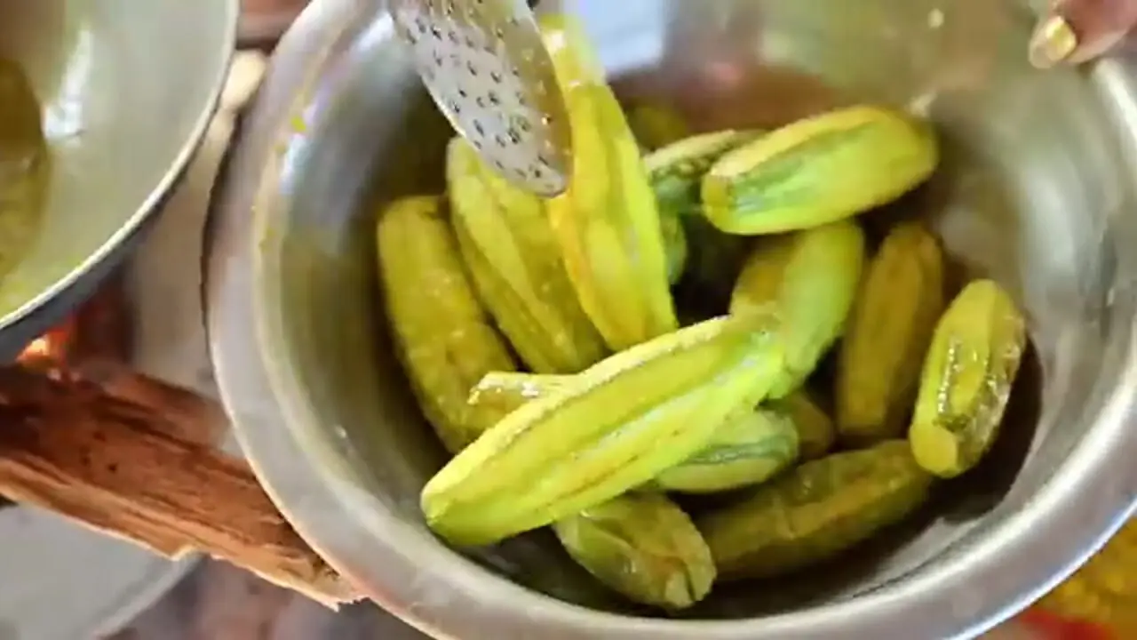 ببینید؛ غذای روستایی در هند؛ پخت خوراک کاری مرغ و غذای محلی «پتول درما»