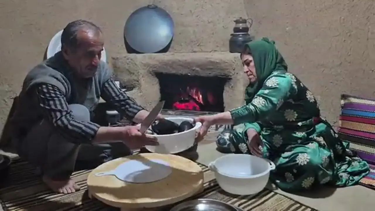 ببینید؛ غذای روستایی در ایران؛ پخت خوراک گوجه و بادمجان و نان تازه