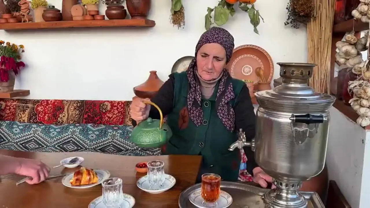 ببینید؛ غذای روستایی در آذربایجان؛ برداشت خرمالو و تهیه کیک پای با آن ها