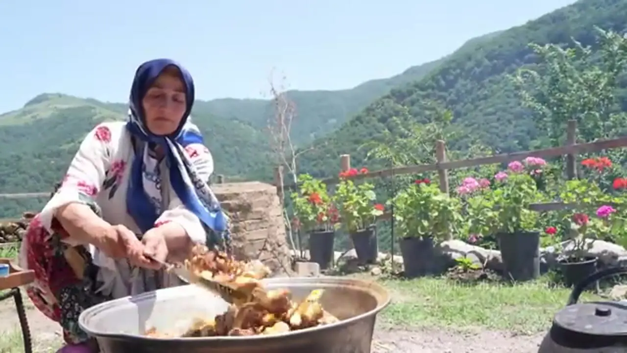 ببینید؛ غذای روستایی در گیلان؛ پخت چلوگوشت با گوشت گوسفند در طبیعت