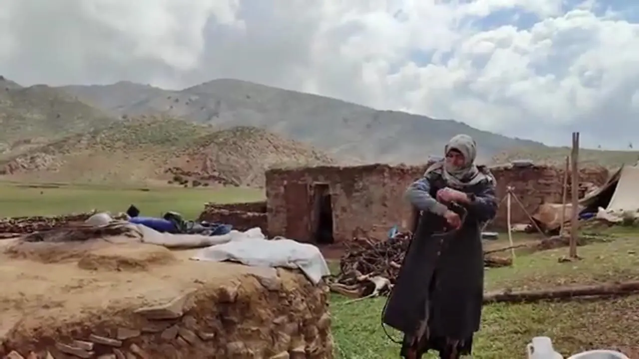 ببینید؛ غذای روستایی در ایران؛ پخت نان محلی در تنور سنتی گِلی