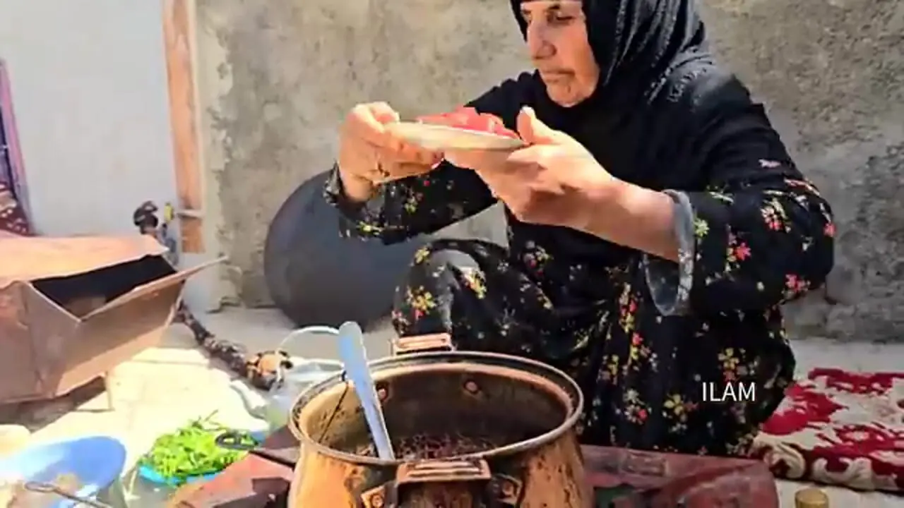 ببینید؛ غذای روستایی در ایران؛ پخت نان ساجی و یک غذای ساده با پای مرغ