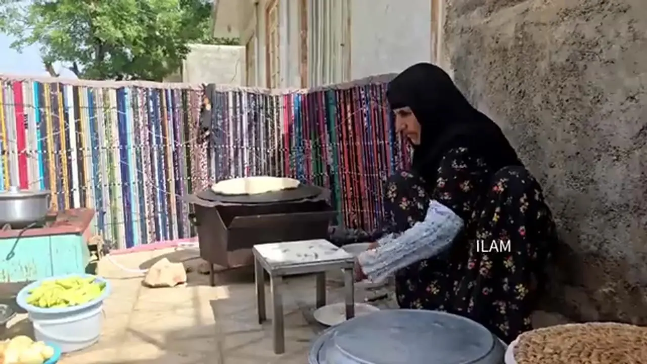 ببینید؛ غذای روستایی در ایلام؛ پخت نان ساجی و خوراک بامیه و گوجه