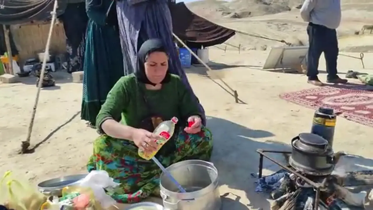 ببینید؛ غذای روستایی در ایران؛ پخت قرمه سبزی توسط دو بانوی عشایر