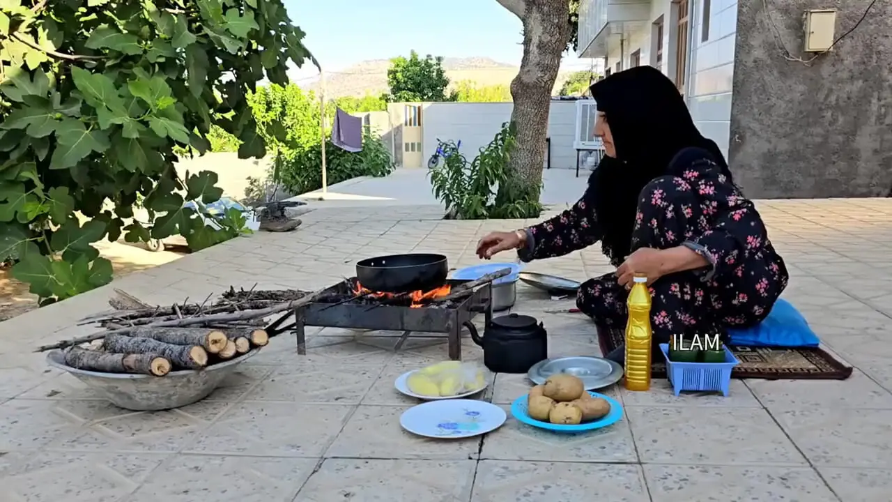 ببینید؛ غذای روستایی در ایران؛ پخت آبگوشت مرغ روی هیزم توسط مادربزرگ ایلامی