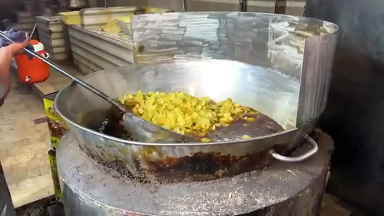ببینید؛ مراحل تولید انبوه چیپس سیب زمینی به صورت سنتی در کارگاهی در پاکستان