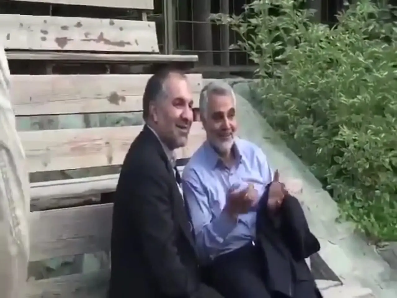 ببینید؛ سفر به تاریخ؛ «سردار سلیمانی» در حال تماشای بازی فوتبال از جایگاه تماشاچیان
