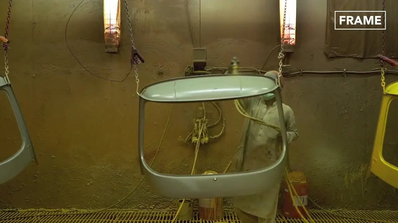 ببینید؛ مراحل تماشایی تولید دستی ریکشای سه چرخ در کارگاهی در پاکستان