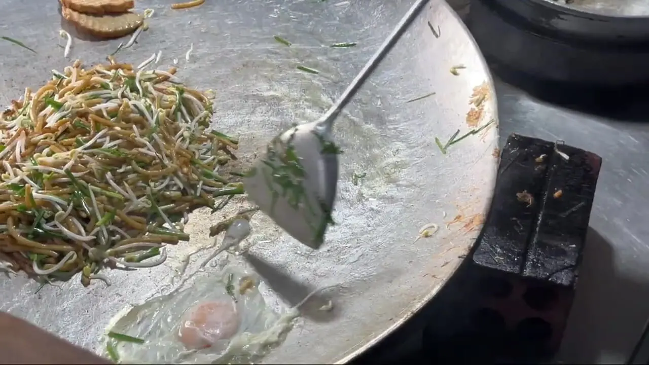 ببینید؛ غذای خیابانی در کامبوج؛ پخت رشته فرنگی سرخ شده با کیک پیازچه در سیِم ریپ