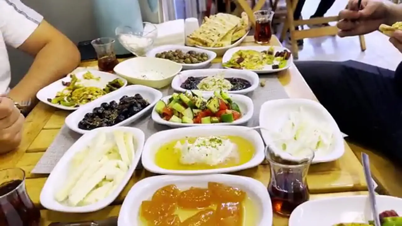 ببینید؛ غذای خیابانی در ترکیه؛ تهیه کباب آدانا، دونر و جگر و تنتونی در استانبول