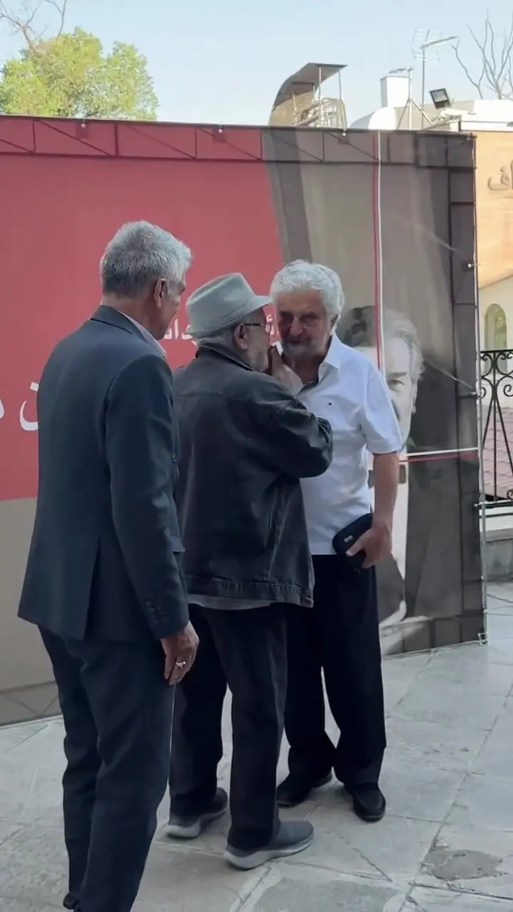 ببینید؛ ادای احترام اکبر عبدی به استاد محمد متوسلانی