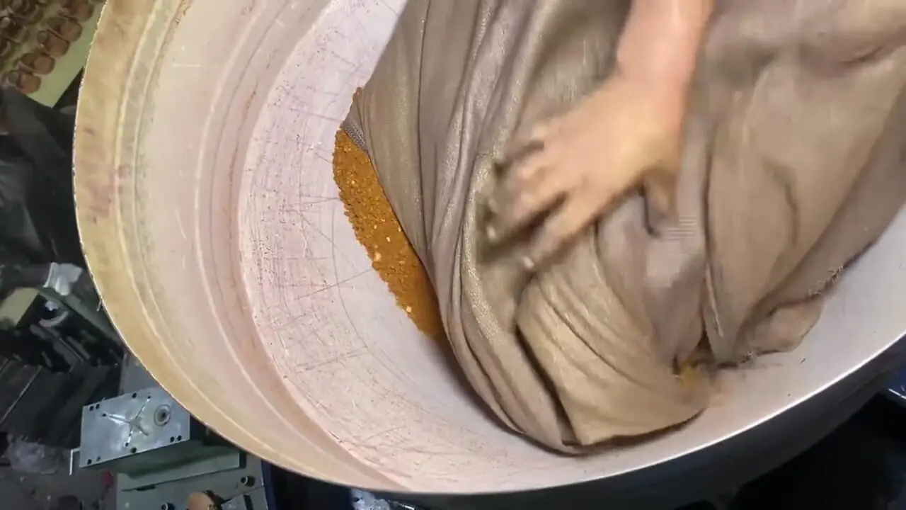 ببینید؛ مراحل دیدنی بازیافت میلیون ها عدد کفش و دمپایی کهنه برای تولیدصندل های جدید در پاکستان
