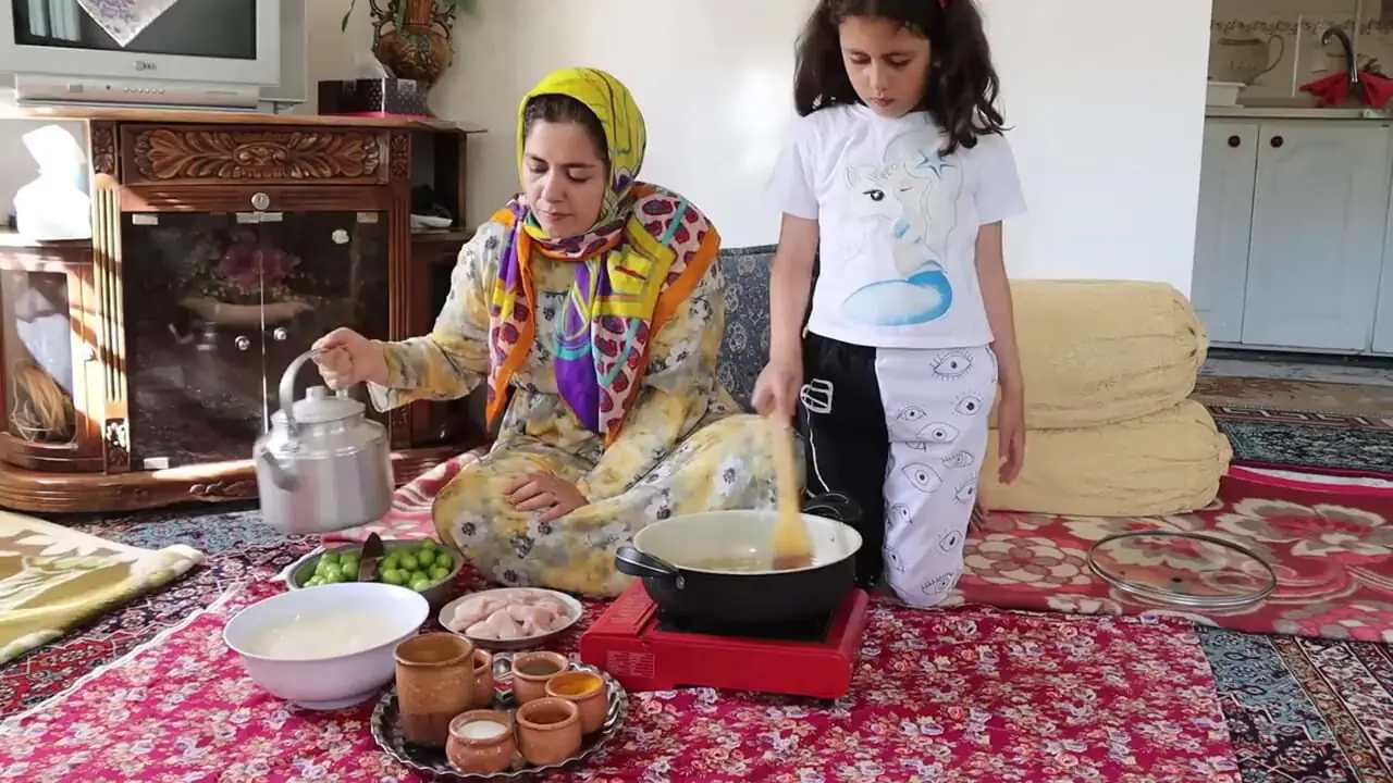 ببینید؛ غذای روستایی در ایران؛ پخت خورشت گوجه سبز