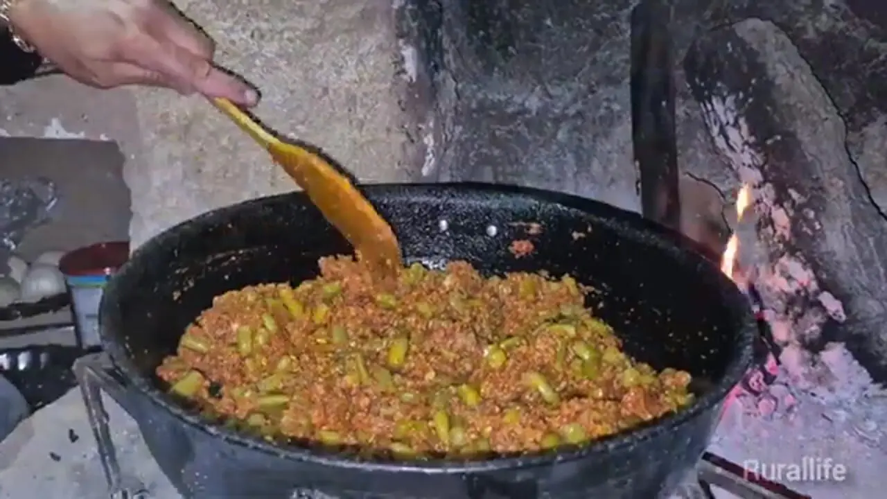 ببینید؛ غذای روستایی در ایران؛ پخت لوبیاپلو در روستا