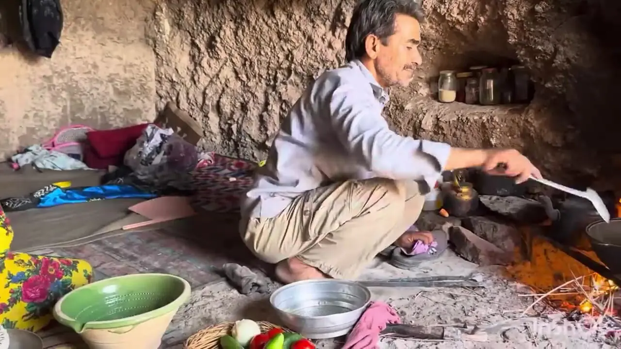 ببینید؛ غذای عشایری در ایران؛ پخت زرشک پلو با مرغ بریان
