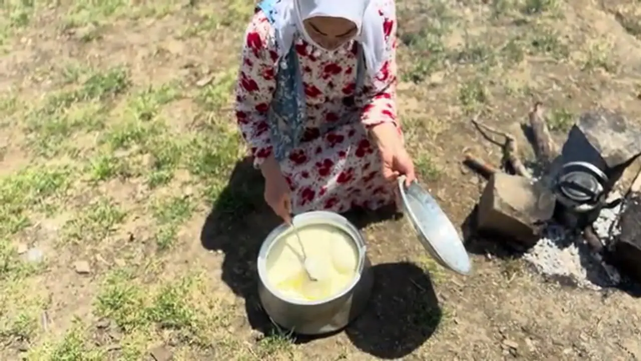 ببینید؛ غذای روستایی در ایران؛ تهیه کره سنتی و پخت آش دوغ