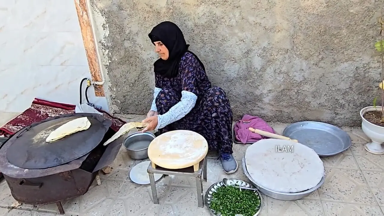 ببینید؛ غذای روستایی در ایران؛ پخت کلانه، یک نان سنتی و معطر توسط مادر بزرگ ایلامی