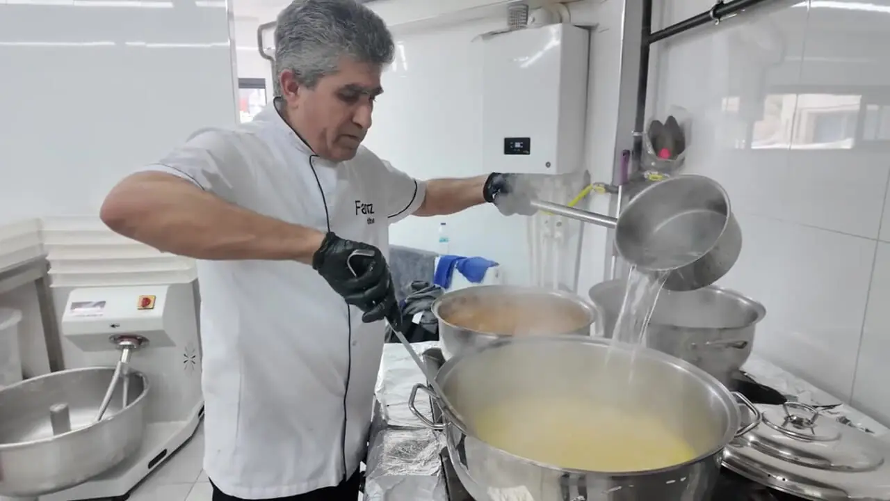ببینید؛ غذای خیابانی در ترکیه؛ تهیه دونر کباب مشهور در استانبول