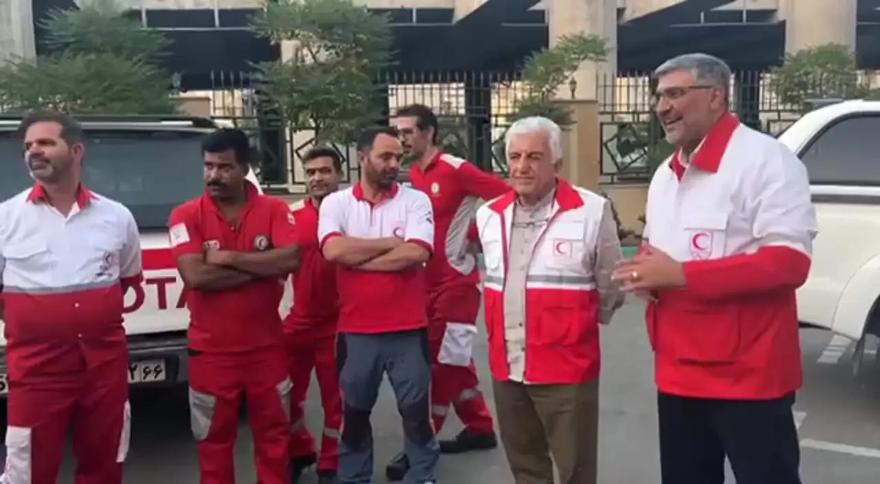 ببینید؛ رضا کیانیان به کمک امدادگران رفت