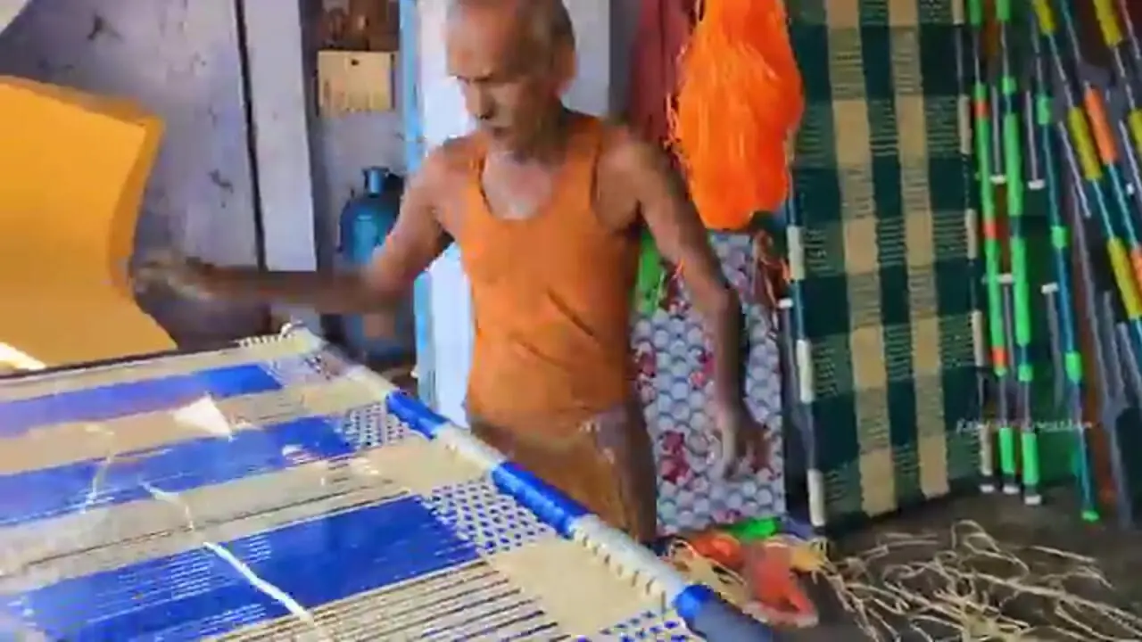 ببینید؛ مراحل دیدنی تولید انبوه پارچه لُنگی (Lungi) در پاکستان
