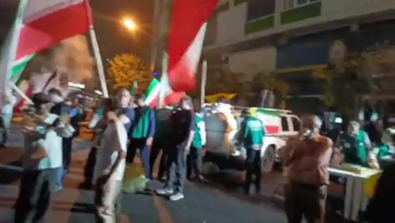 ببینید؛ شادمانی مردم و پخش شربت در میدان ولی عصر در پی حمله به پایگاه آمریکا در قطر