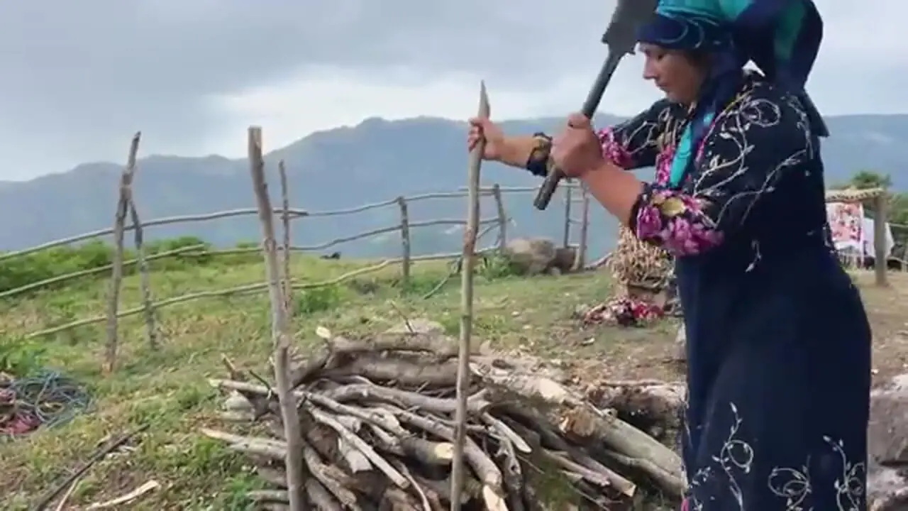 ببینید؛ غذای روستایی در ایران؛ پخت نان تنوری و سیب زمینی در کوهستان
