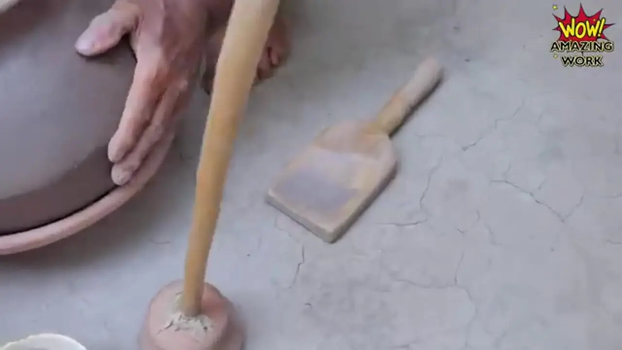 ببینید؛ مراحل دیدنی تولید کوزه سفالی با خاک رس در پاکستان