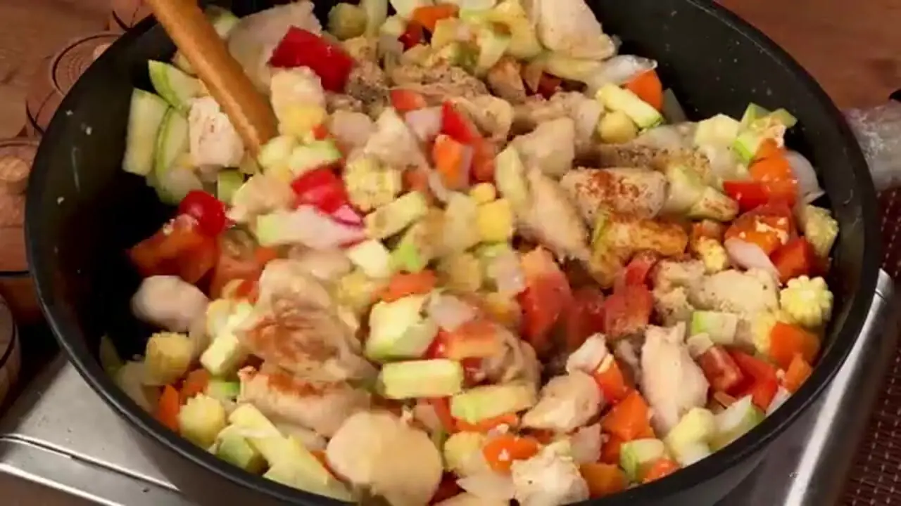 ببنیید؛ طرز تهیه یک غذای خوشمزه اسپانیایی با 800 گرم فیله مرغ
