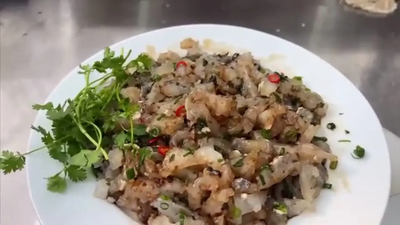 ببینید؛ برش استادانه ماهی بادکنکی سمی و پخت انواع غذا با آن در چین