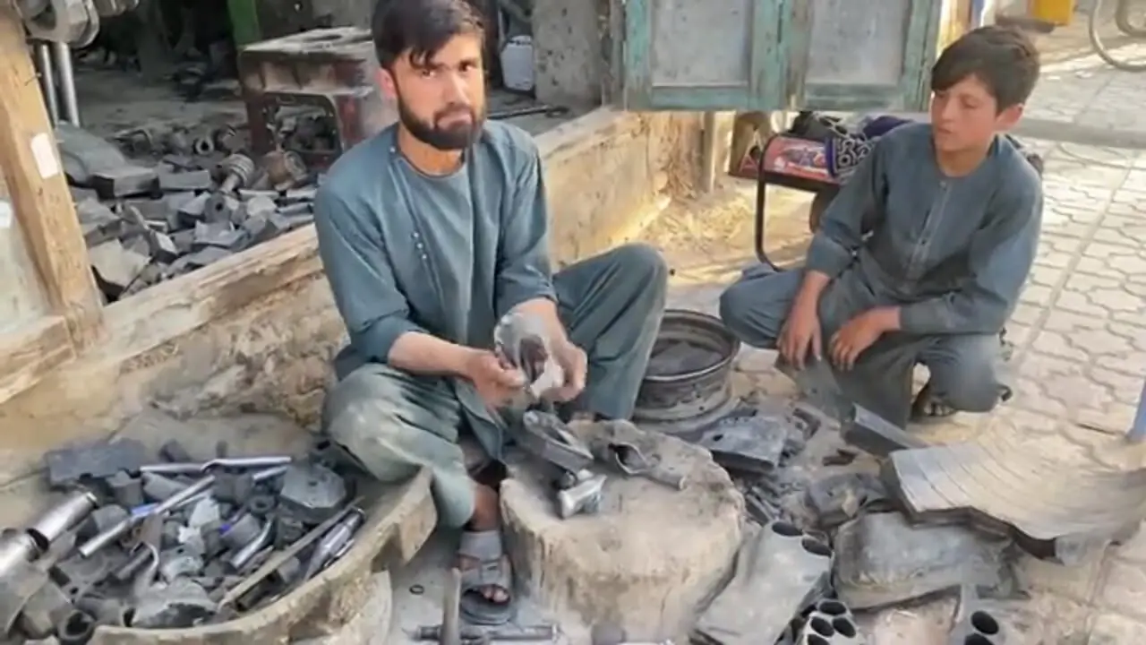 ببینید؛ مراحل بازیافت لاستیک کهنه و تولید بوش پلاستیکی خودرو در پاکستان