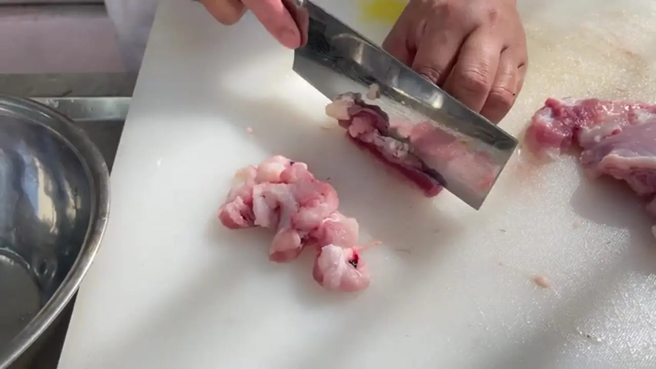 ببینید؛ برش ماهرانه یک تمساح کامل و پخت انواع غذا با آن توسط سرآشپز چینی!