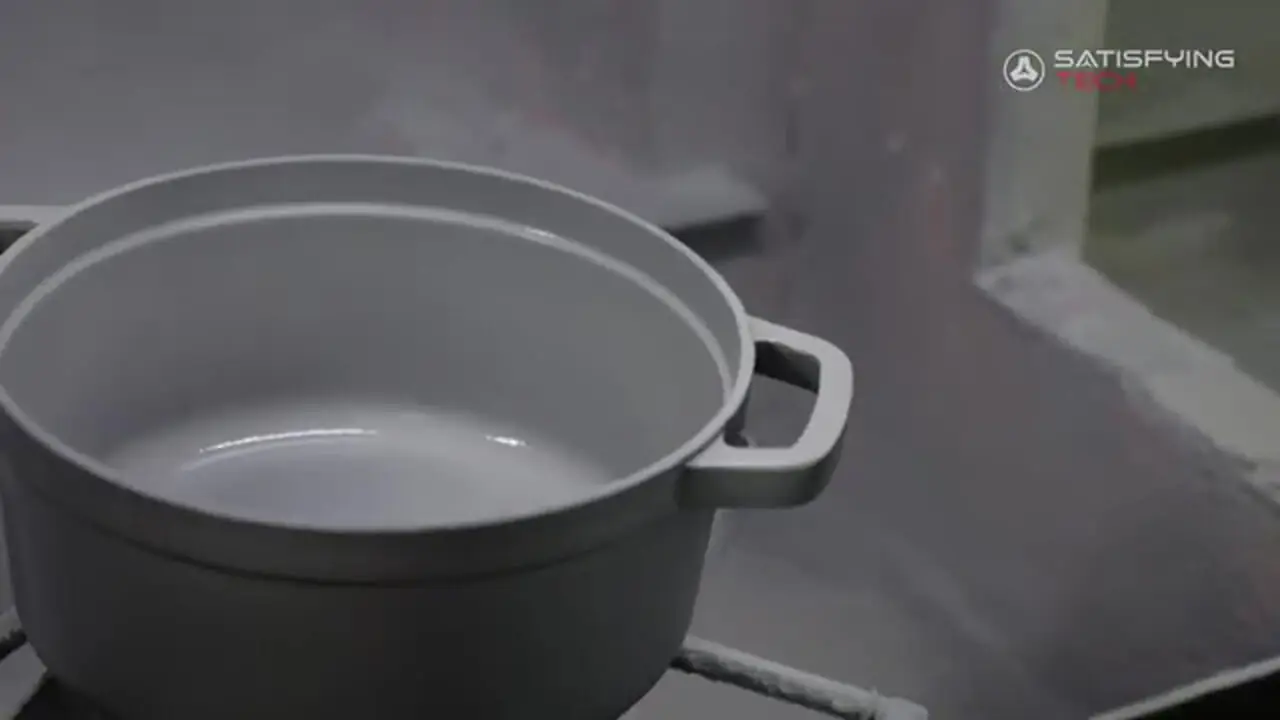 ببینید؛ مراحل تماشایی تولید انبوه قابلمه چدنی در کارخانه ای در چین