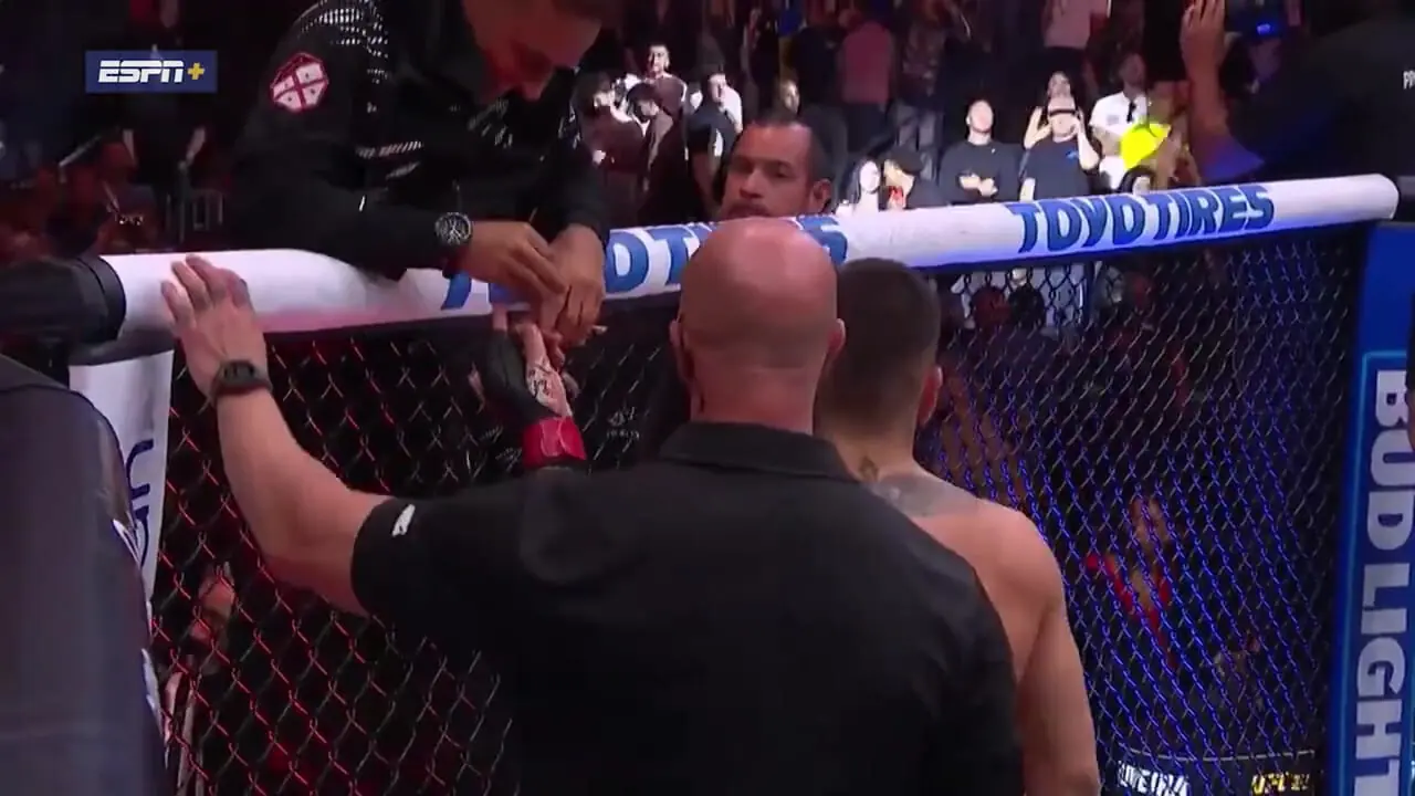 ببینید؛ ایلیا توپوریا با ناک اوت چارلز الیویرا در راند اول قهرمان دو دسته UFC شد
