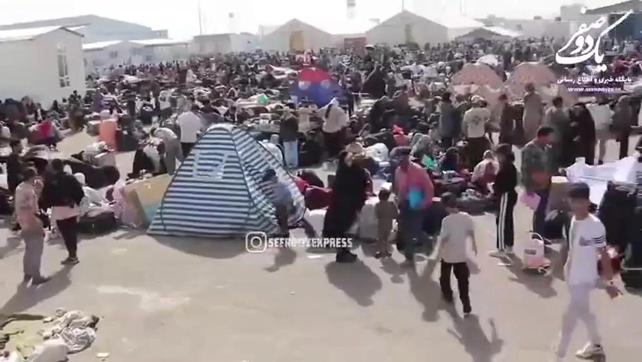 ببینید؛ ازدحام اتباع افغان در حال خروج از کشور 