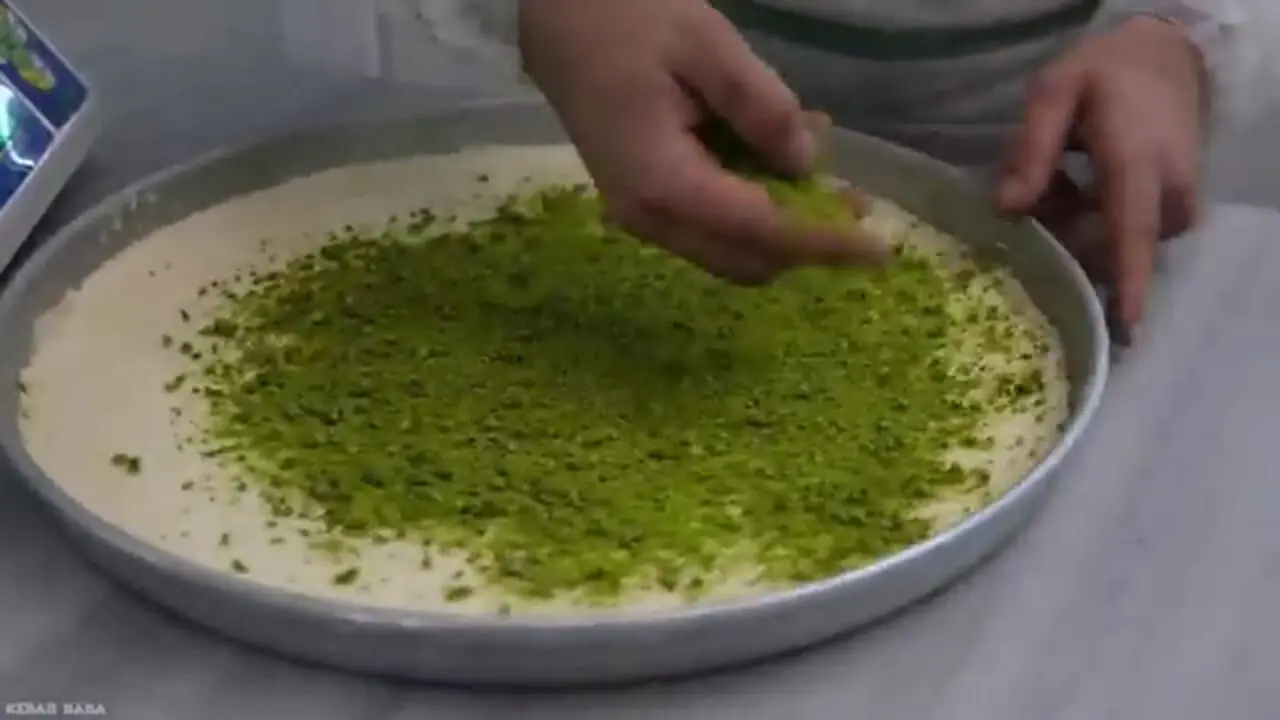 ببینید؛ غذای خیابانی در ترکیه؛ پخت باقلوا در غازی عینتاب