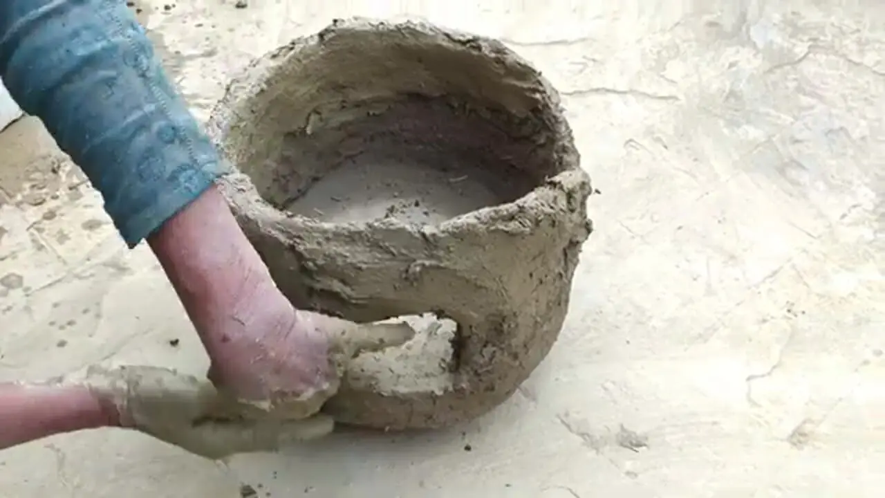 ببینید؛ نحوه ساخت یک اجاق هیزمی گِلی ساده و زیبا به روش استاد هندی