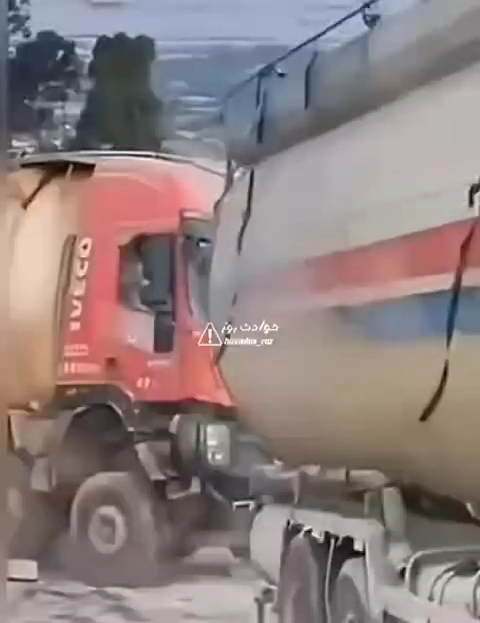 ببینید؛ شرایط عجیب لاستیک محور جلوی تریلی حمل سوخت!