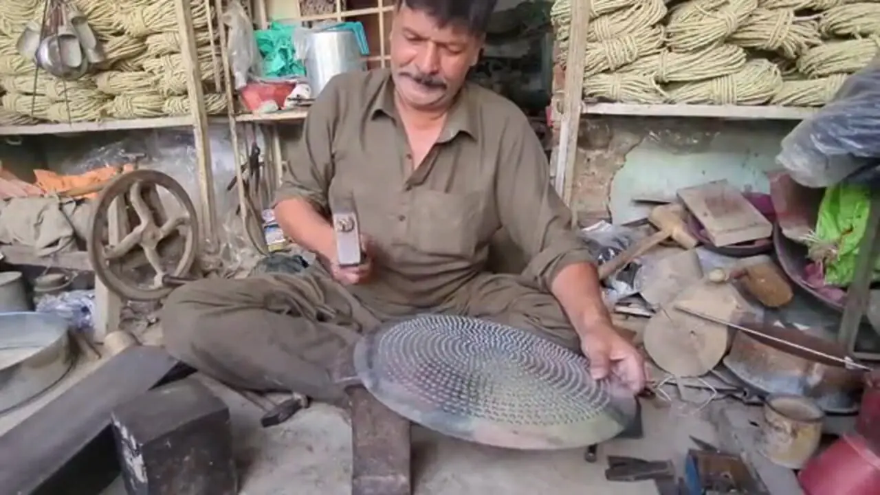 ببینید؛ مراحل تماشایی تولید آبکش از استیل ضدزنگ در کارگاهی در پاکستان