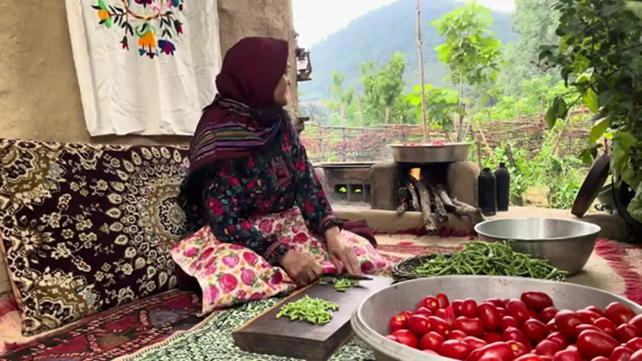 ببینید؛ غذای روستایی در ایران؛ تهیه کنسرو گوجه فرنگی و لوبیا سبز برای فصول سرد