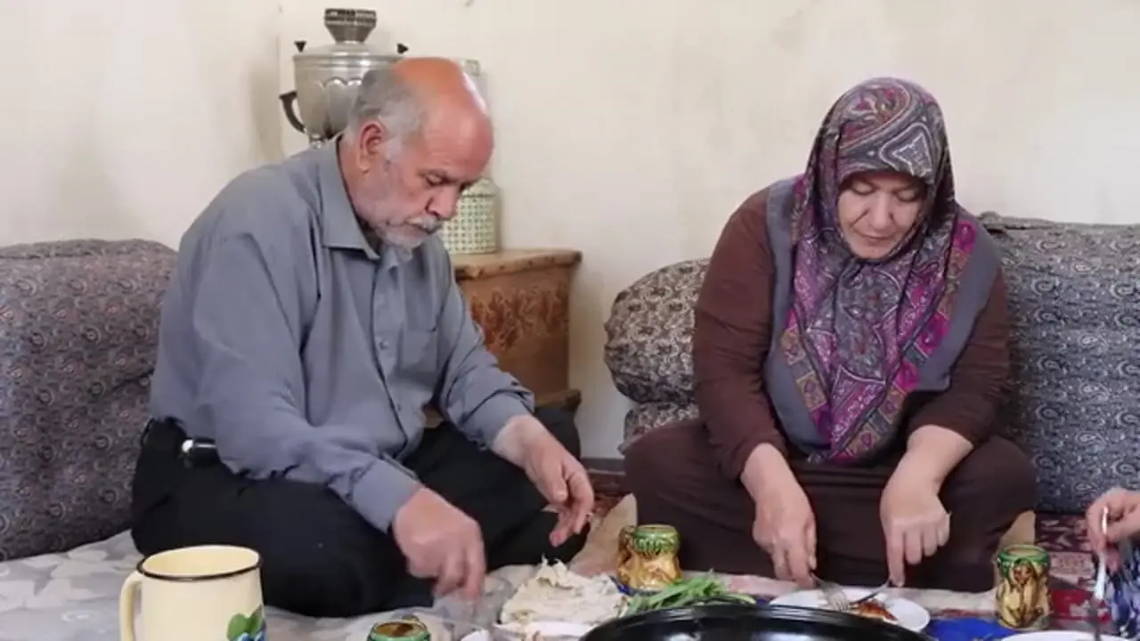 ببینید؛ غذای روستایی در ایران؛ برداشت آلبالو و کباب کردن مرغ در تنور